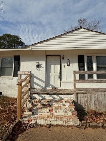 13 Grant DR, Newport News, VA 23608