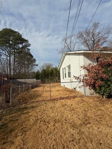 13 Grant DR, Newport News, VA 23608