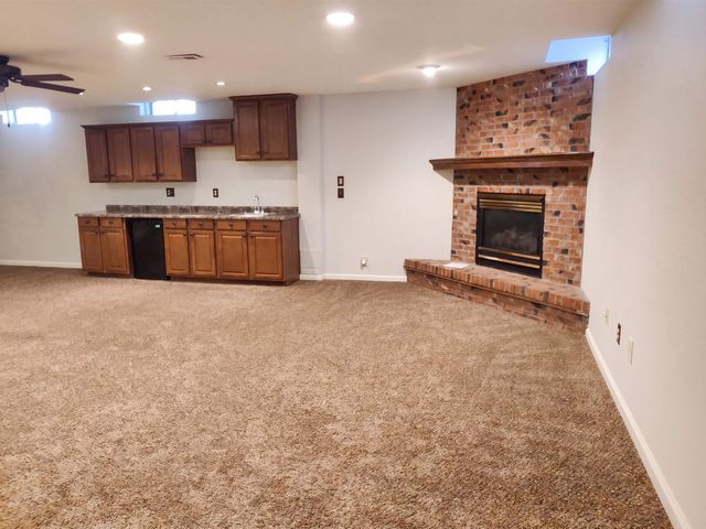 2206 N Basswood Ct, Derby, KS 67037