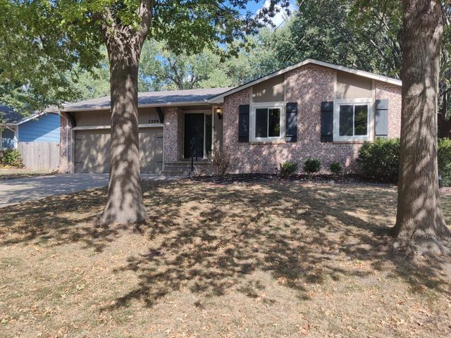 2206 N Basswood Ct, Derby, KS 67037