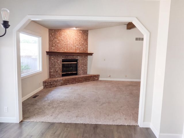 2206 N Basswood Ct, Derby, KS 67037