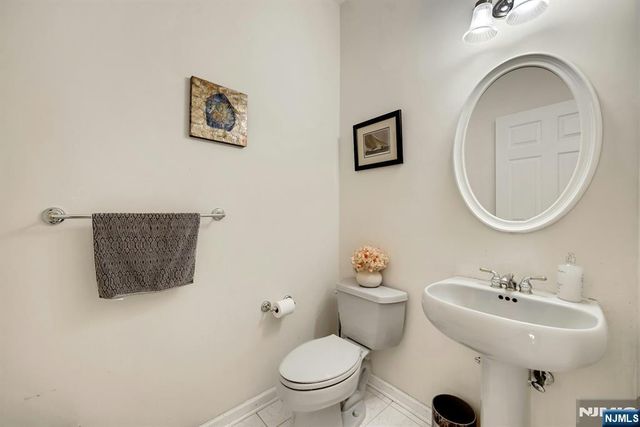 6 Boulder Run, Oakland, NJ 07436