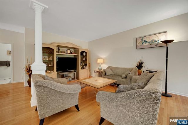 6 Boulder Run, Oakland, NJ 07436