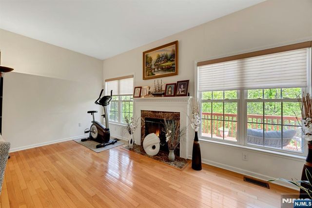 6 Boulder Run, Oakland, NJ 07436