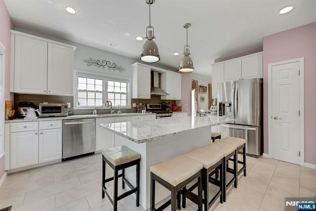 6 Boulder Run, Oakland, NJ 07436