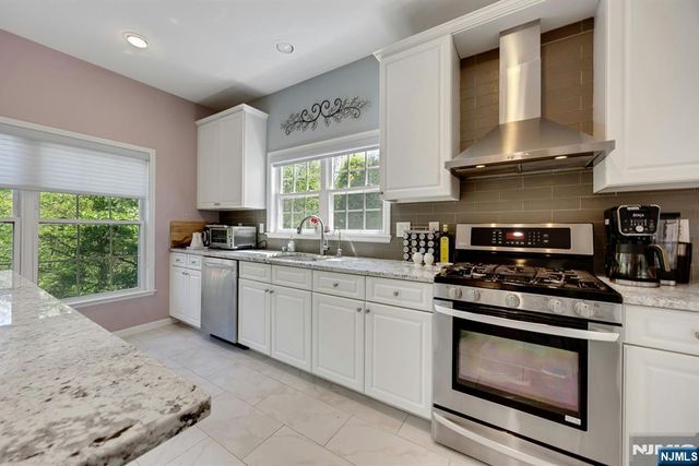 6 Boulder Run, Oakland, NJ 07436