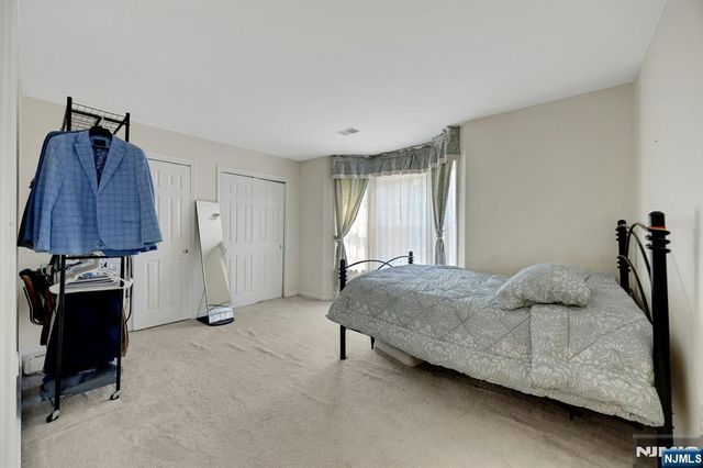 6 Boulder Run, Oakland, NJ 07436