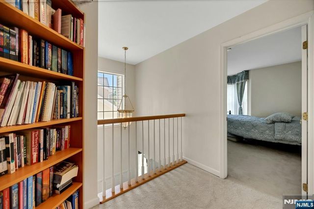6 Boulder Run, Oakland, NJ 07436