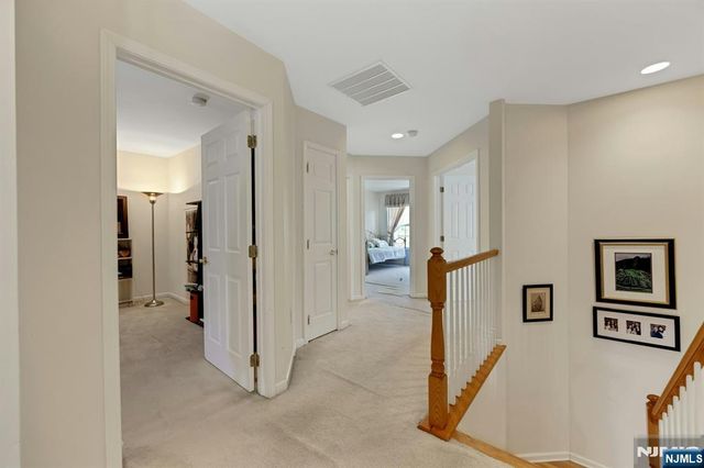 6 Boulder Run, Oakland, NJ 07436