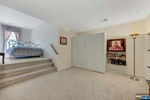 6 Boulder Run, Oakland, NJ 07436