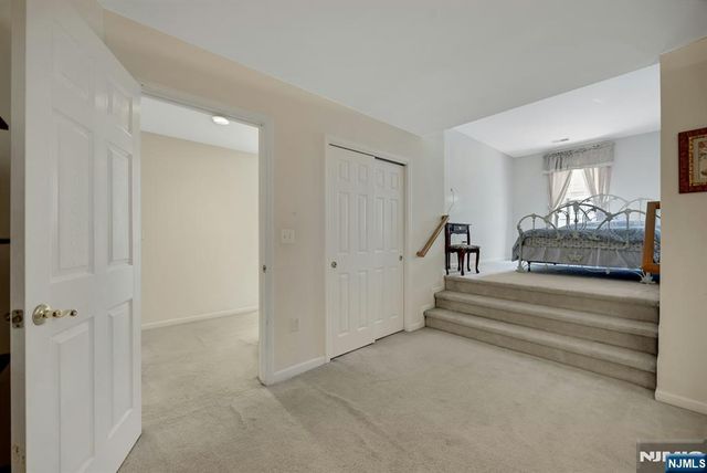 6 Boulder Run, Oakland, NJ 07436