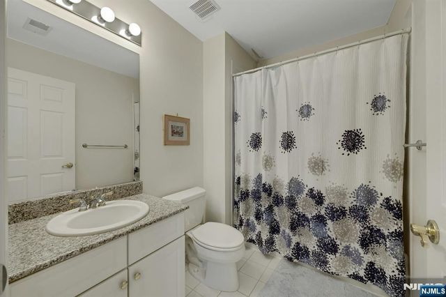 6 Boulder Run, Oakland, NJ 07436