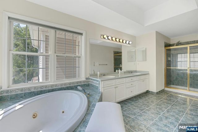 6 Boulder Run, Oakland, NJ 07436