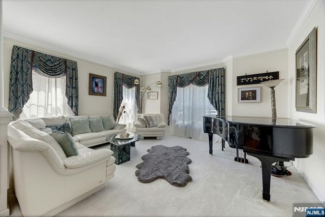 6 Boulder Run, Oakland, NJ 07436