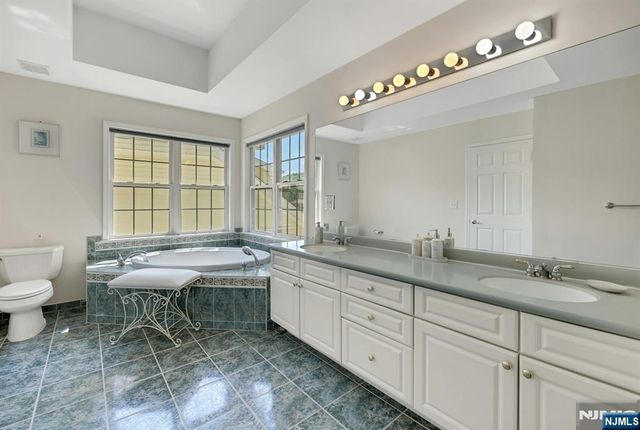 6 Boulder Run, Oakland, NJ 07436