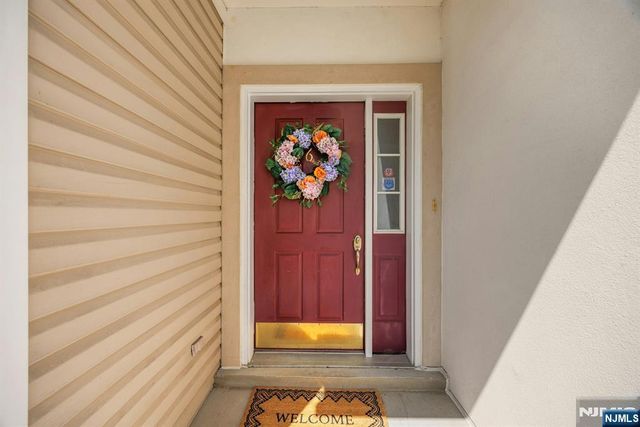 6 Boulder Run, Oakland, NJ 07436