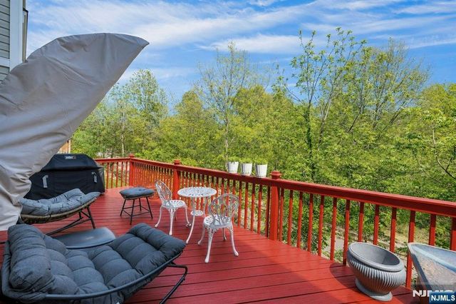 6 Boulder Run, Oakland, NJ 07436
