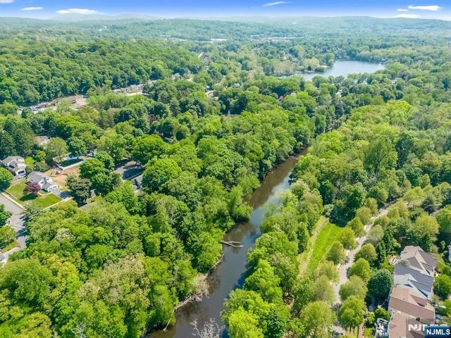 6 Boulder Run, Oakland, NJ 07436