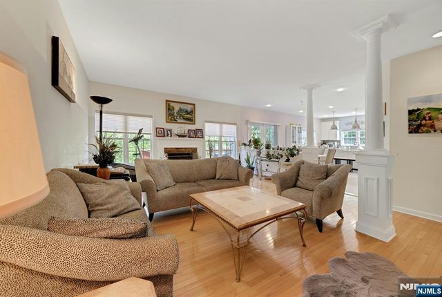 6 Boulder Run, Oakland, NJ 07436