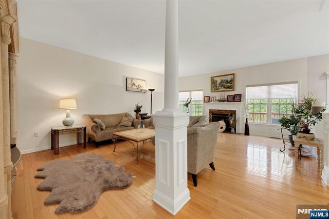 6 Boulder Run, Oakland, NJ 07436