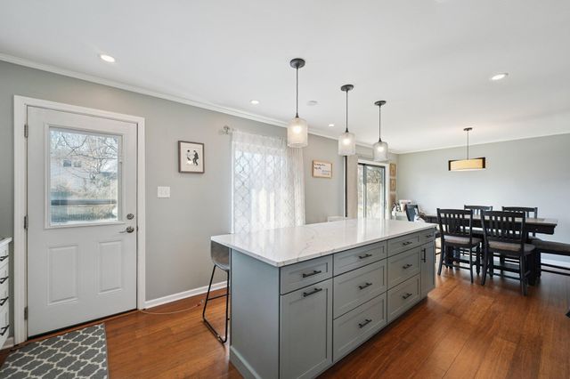 1040 Fran Lin Parkway, Munster, IN 46321