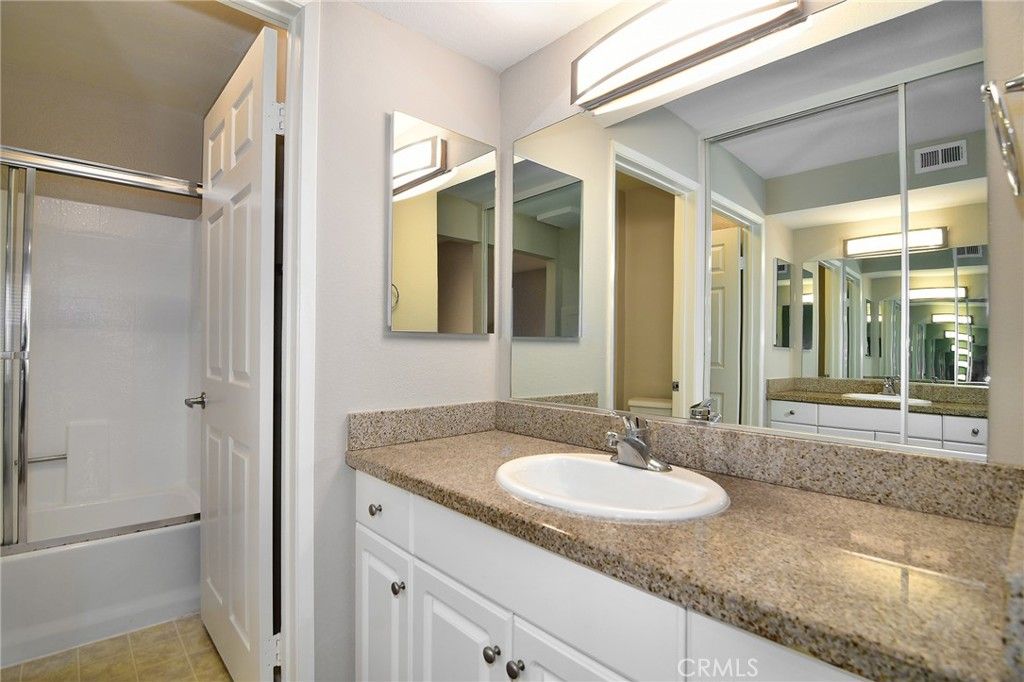 Image 10 of property listing at 5500 Owensmouth Avenue 311, Woodland Hills, CA 91367