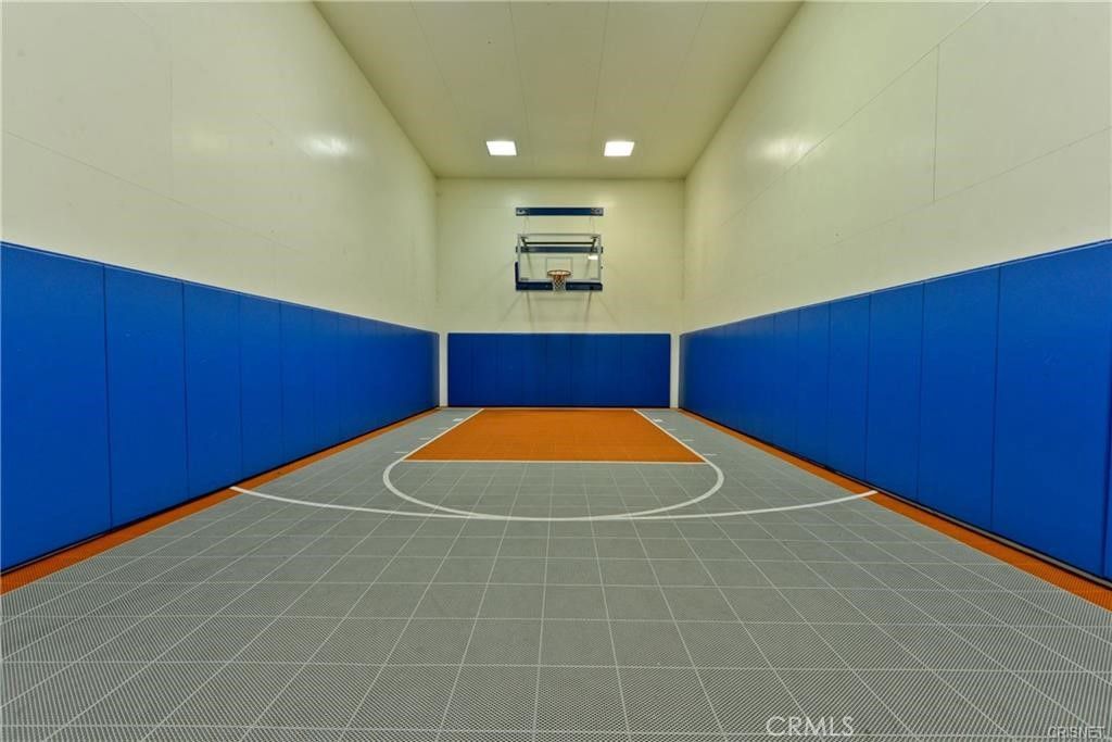 Image 19 of property listing at 5500 Owensmouth Avenue 311, Woodland Hills, CA 91367