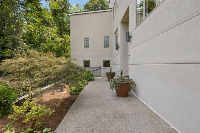 6633 Ellesmere Rd, Nashville, TN 37205
