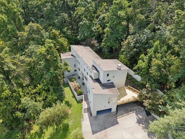 6633 Ellesmere Rd, Nashville, TN 37205