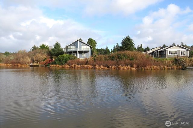 636 Weatherwax Loop NE, Ocean Shores, WA 98569
