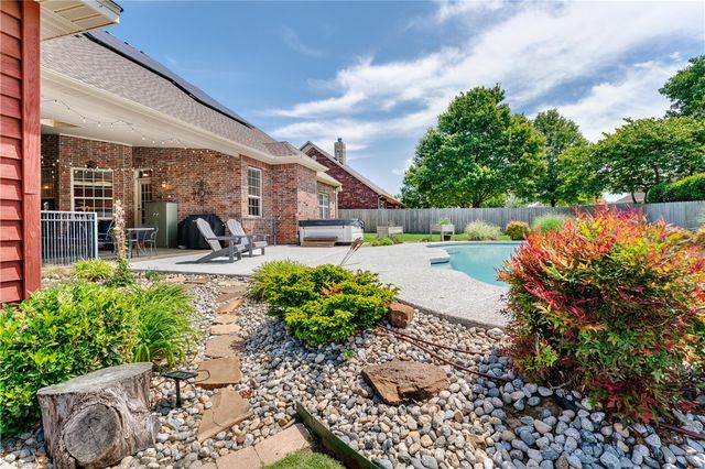 1619 E Winfield Drive, Fayetteville, AR 72703