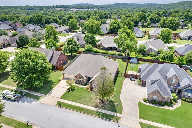 1619 E Winfield Drive, Fayetteville, AR 72703