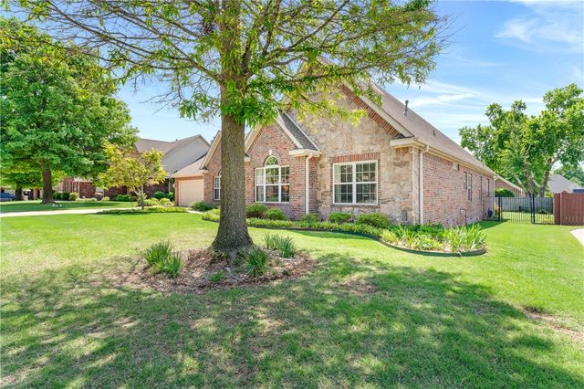 1619 E Winfield Drive, Fayetteville, AR 72703