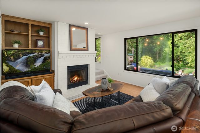 24520 NE 11th Place, Sammamish, WA 98074