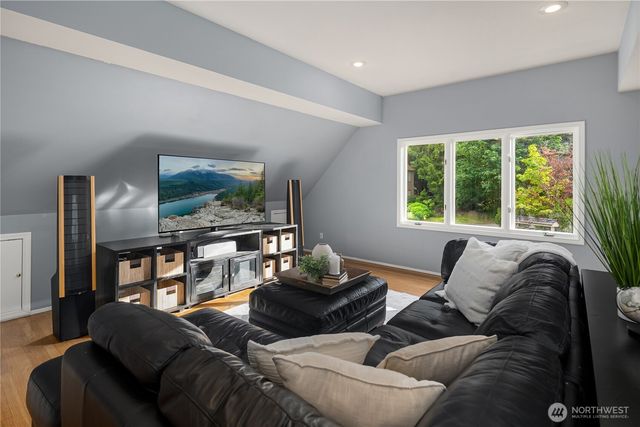 24520 NE 11th Place, Sammamish, WA 98074