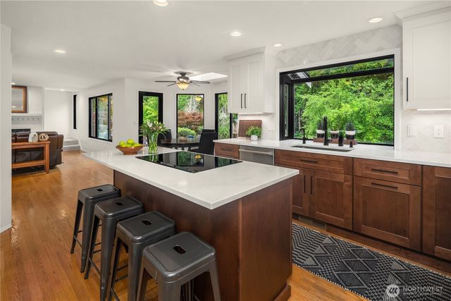 24520 NE 11th Place, Sammamish, WA 98074