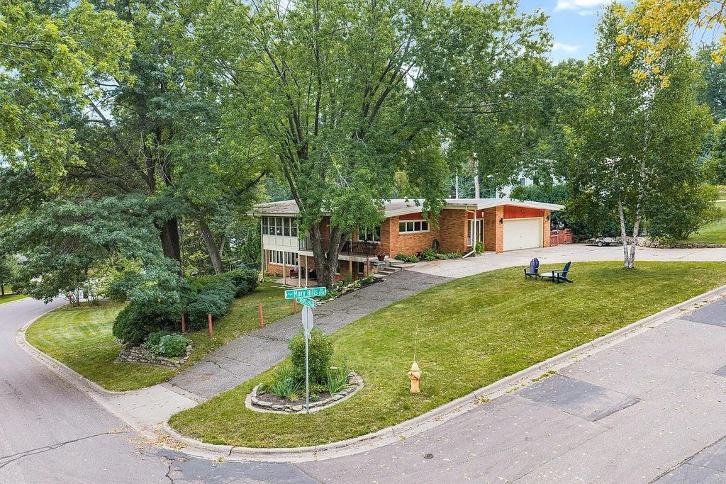 2212 Mary Hills Drive, Golden Valley, MN 55422 — exterior