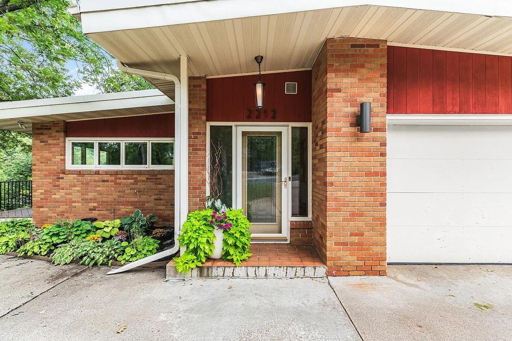 2212 Mary Hills Drive, Golden Valley, MN 55422 — photo 2