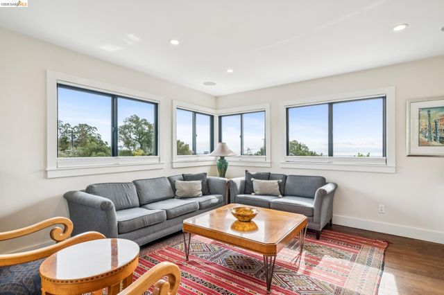 3320 Burdeck Dr., Oakland, CA 94602