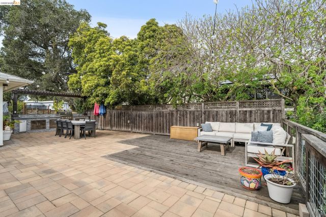 3320 Burdeck Dr., Oakland, CA 94602