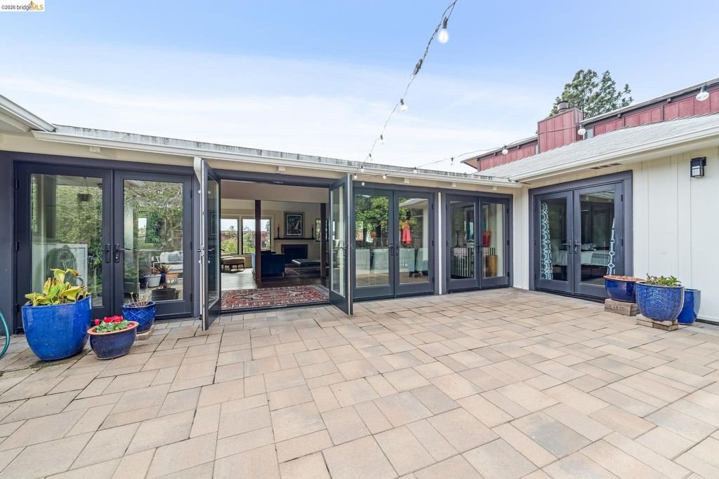 3320 Burdeck Dr., Oakland, CA 94602