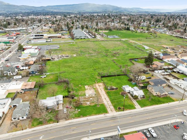 59 Lozier Lane, Medford, OR 97501