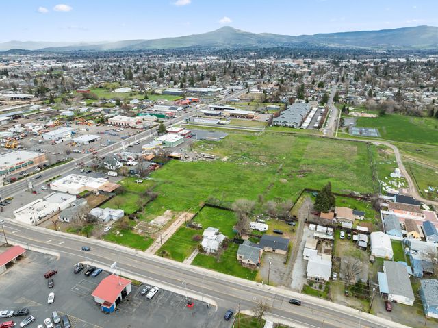 59 Lozier Lane, Medford, OR 97501