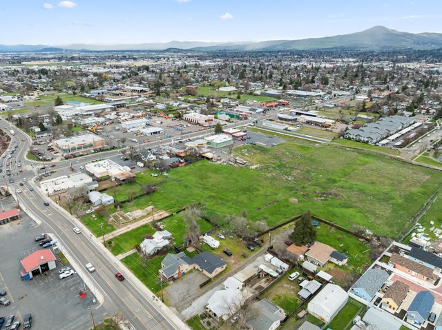 59 Lozier Lane, Medford, OR 97501