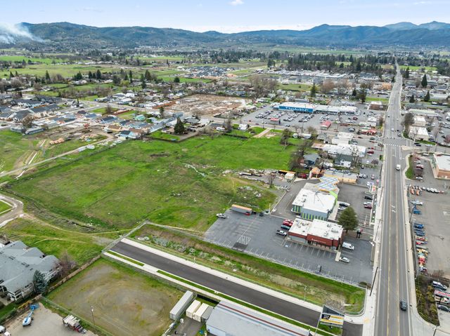 59 Lozier Lane, Medford, OR 97501