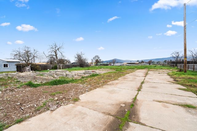 59 Lozier Lane, Medford, OR 97501