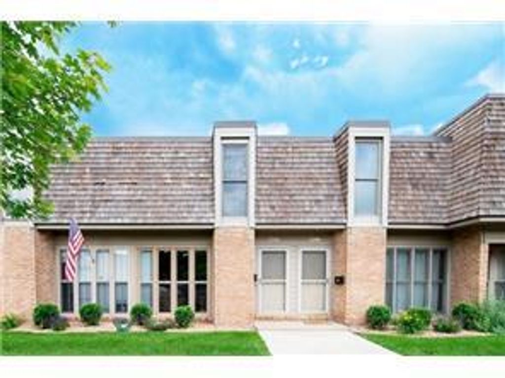 6425 Barrie Road, Edina, MN 55435