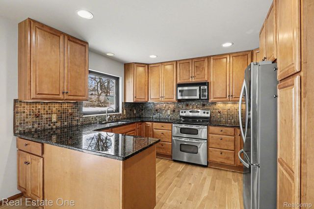 6226 Pinewood Drive, Independence Charter Township, MI 48346