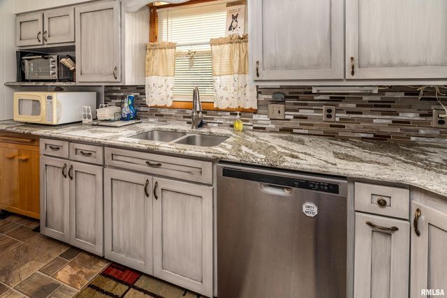 2305 WEAVER Road, Herrin, IL 62948