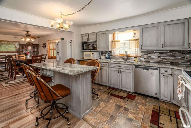 2305 WEAVER Road, Herrin, IL 62948